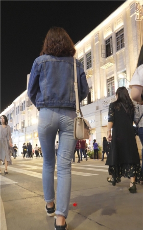 牛仔装卷发小姐姐