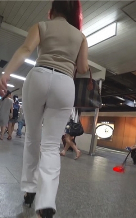 白色紧身饱满圆润