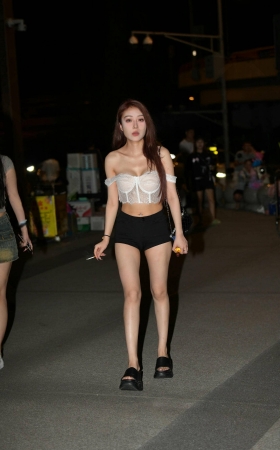 抽烟的妹纸~ [19P]