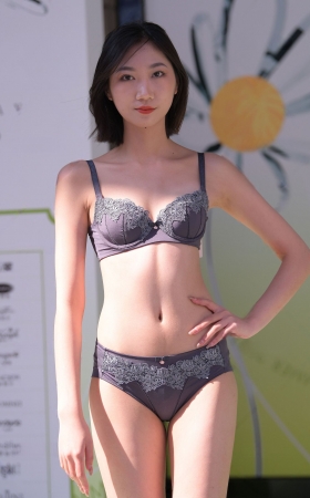 一模两套，美腿内衣模特~ [25P]