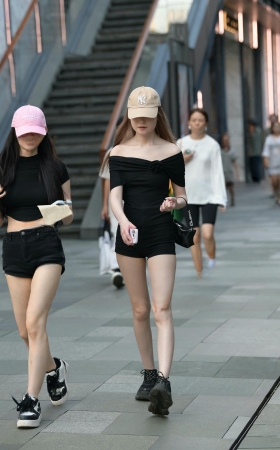 街拍白白净净的热裤女孩儿 [18P]