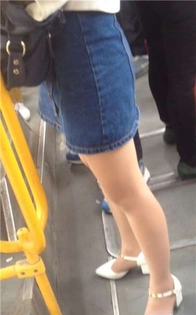 公交车偶遇丝足牛仔裙美眉