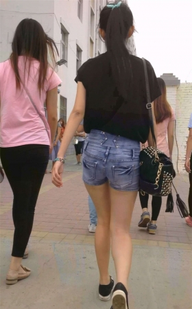黑色T恤牛仔热裤马尾辫小姐姐