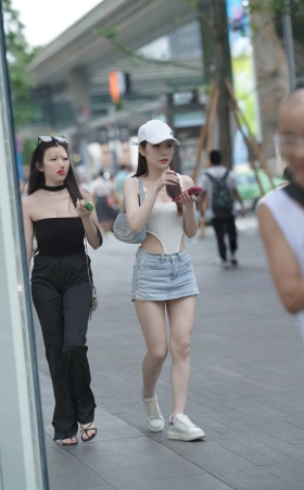 内高叉配热裤小姐姐 [17P]