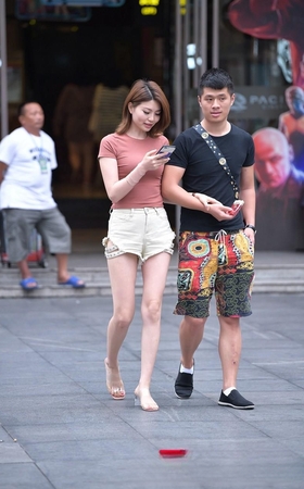 街头上一双热裤美腿成为焦点3A3717[578M]