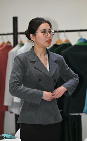 厚黑丝甜美酒窝美眉 [20P]