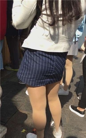 逛街偶遇买小吃的肉丝袜美腿短裙美女
