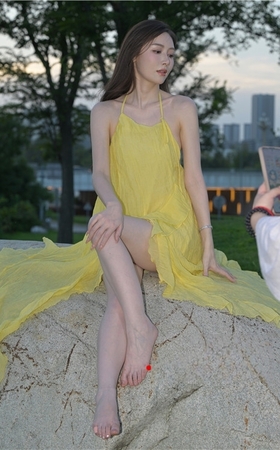 赤脚的黄裙美女【套图+视频】