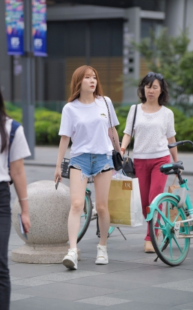 这热裤出乎意料，迷人的小月牙