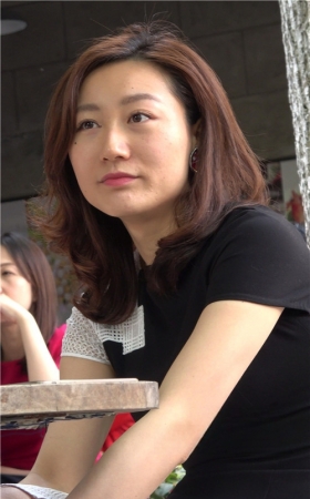 路边喝饮品的小姐姐