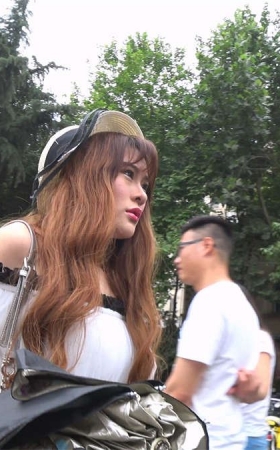 跟拍白色束腰连衣短裙高跟白腿漂亮美眉