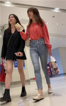 漂亮的紧身高腰牛仔兔牙女孩