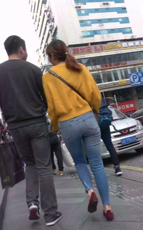 黄衣紧身牛仔小妞