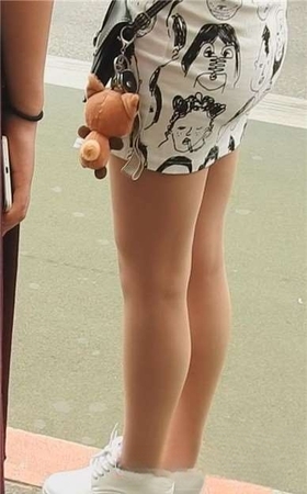 街拍等公交的肉丝桥群碎花裙美眉