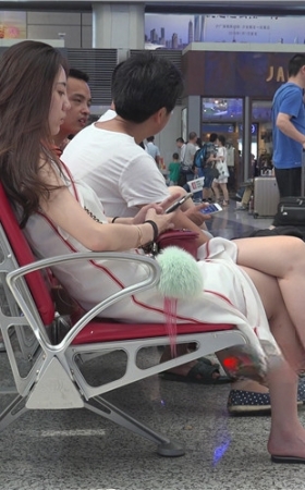 玩手机的白裙裸足美女