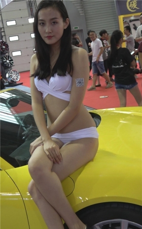 白色泳装车模小姐姐
