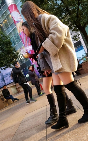 白皙美腿长筒靴俩颜值美女