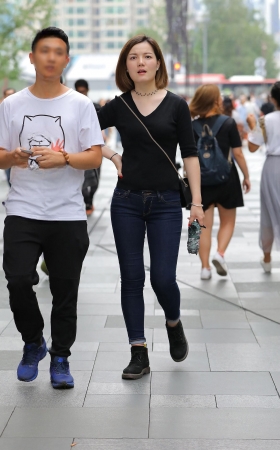 一如既往嘚喜欢紧牛美眉 [17P]