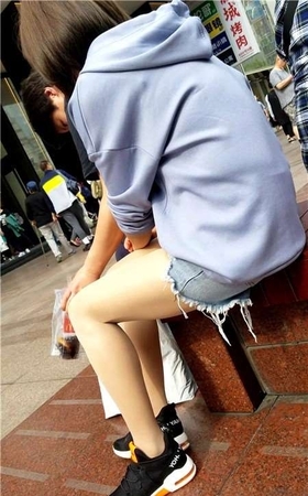 4K – 超级丝滑街拍肉丝热裤美腿美女