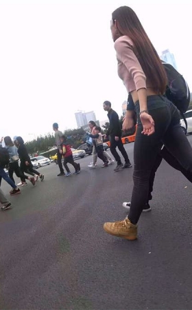 超性感紧俏灰色牛仔裤美女