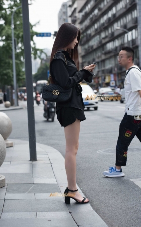 在等车的小姐姐 [10P]