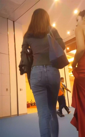墨绿色T恤紧身蓝色牛仔裤美腿