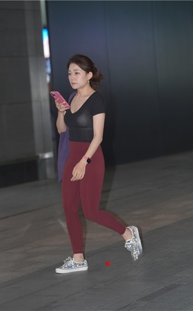 酒红色瑜伽裤美女(27P)