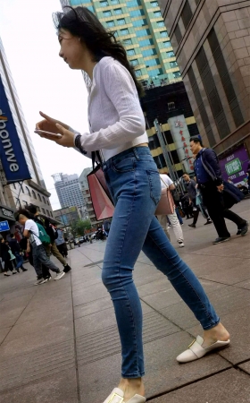 白衣街拍牛仔清新美丽小姐姐