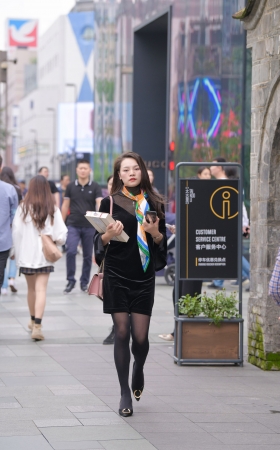 高挑的黑丝御姐
