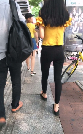 黑色紧身裤漂亮美女