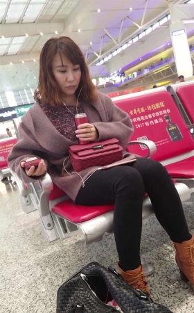 棕色皮鞋黑色紧身裤文静街拍美女