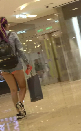 性感月牙臀热裤美女乘电梯