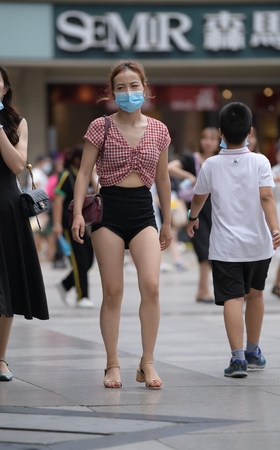 步行街的热裤美眉