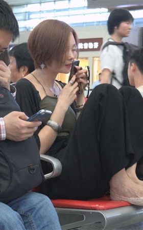 候车室的美女把脚放在板凳上