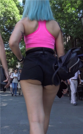 黑色高腰热裤月牙妹子