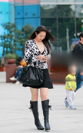 坦胸大V领少妇 [15P]