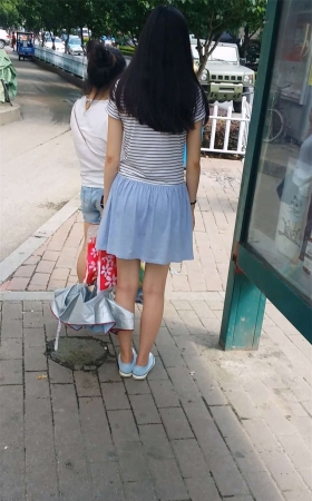 等车的短裙小妹