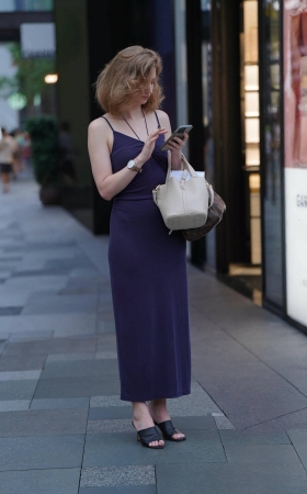 金发碧眼的吊带裙美女 [18P]