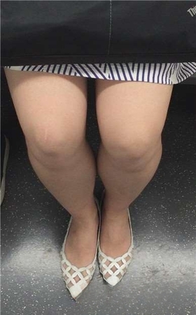 地铁上拍摄v领连衣裙小妹，一副闷闷不乐的脸