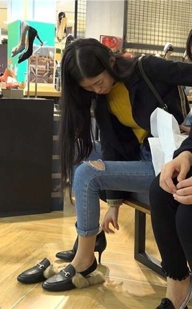 4K – 叫上缠着绷带依然选择高跟鞋的美女 [1.99 GB/MP4]