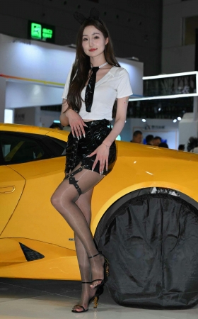 25228-57=60√油亮黑丝，美腿车模 9P