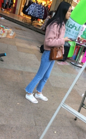 紧身蓝牛少女