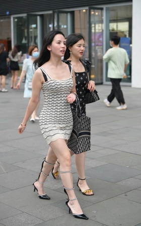 魅力美腿美女逛街 [16P]