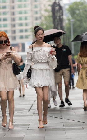 漂亮的白裙小姐姐
