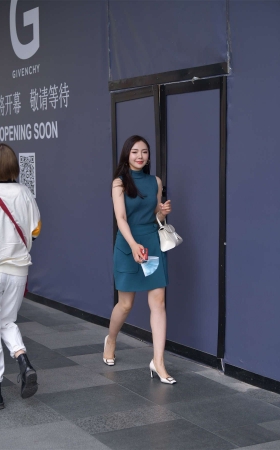 温婉绿色连衣裙