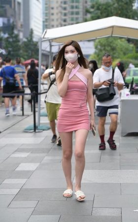 街拍粉色短裙小姐姐 [25P]
