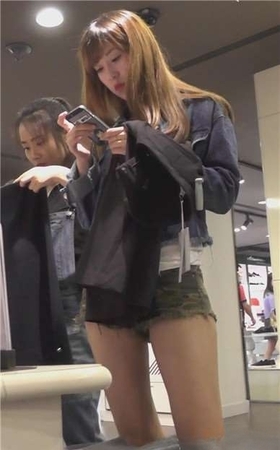 服装店拍摄小清新美臀迷彩热裤少女 [1.01 GB]