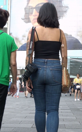 黑色吊带衫紧身蓝牛性感美女