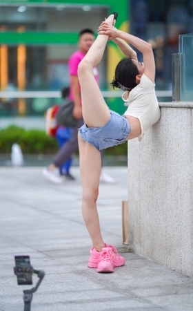 热舞女孩
