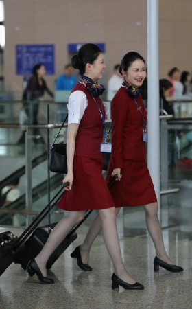 偶遇国航机组空姐们气质韵味灰丝质感太顶了 10P